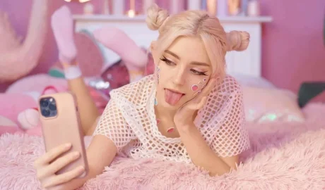 Секс у неё каждый день — и сегодня не исключение: русская милашка скачет на хую с кайфом