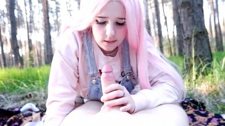 После утреннего аниме — она идёт в лес, чтобы отсосать бойфренду и получить сперму в ротик