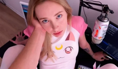 Утром застукал белокурую красотку сестру за порнушкой — и трахнул её, чтобы закрепить момент