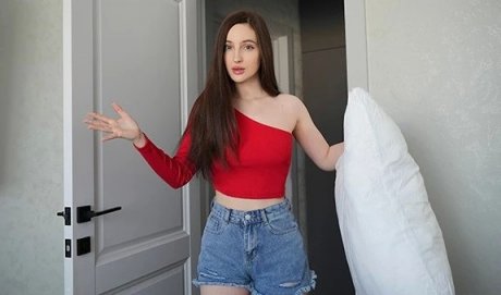 Сестра остаётся на ночь — и вместо сна устраивает брату минет и жаркий трах прямо в кровати