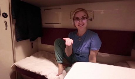 Парень дрочит в поезде перед попутчицей — и она тут же соглашается на трах прямо в купе