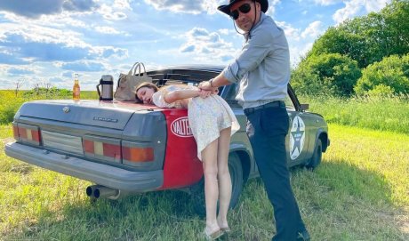 Гость из диких краёв дрючит русскую деревенскую сучку в попку прямо среди поля — и берёт помощника