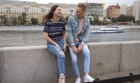 В деревне — сеновал и киска под боком, а в Москве — пробки, метро и платный трах по расписанию