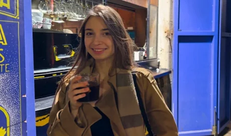 Выпили — и понеслось: девочка сама напрыгнула на хуй после весёлого вечера