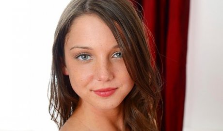 Русская малышка из ревности сосёт, даёт раком и делает всё, чтобы парень не ушёл к другой!