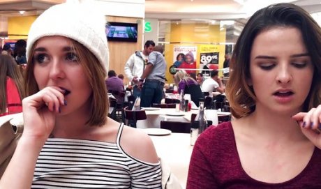 Русские сучки раздеваются на улицах США: показывают письки, дрочат пальцами и заводят местных парней