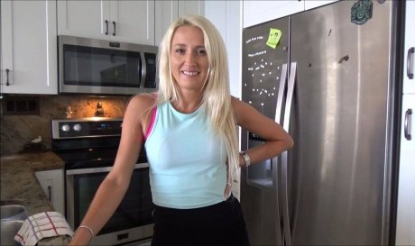 Парень застал MILF-тётю за мастурбацией — и теперь они делят горячую сексуальную тайну! Тётя втайне трахается с племянником!