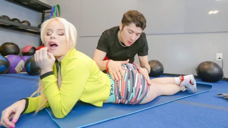 Фитнес для зрелых мамок: блонди с прессом и хреном по губам!!! Возбудил милфу руками, а членом довел до оргазма! 💦