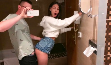 Молодая пара снимает домашнее порно — бритая манда, все позы и финиш в рот!