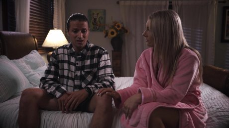 Пока батя спит — мамка учит пасынка не кончать за 5 секунд и просит наполнить её киску спермой! Секс между мачехой и пасынком! 🔥