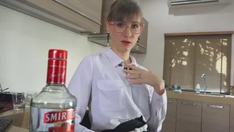 Пасынок поит мачеху водкой и решает, где трахнуть — на кухне или в спальне?