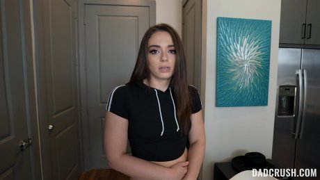 Пышка падчерица мечтает о машине — и получает её после жаркого минета и траха с отчимом! 