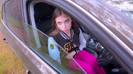 Пошёл за грибами — а нашёл полуголую тёлочку в машине, которая сама себя трогала!