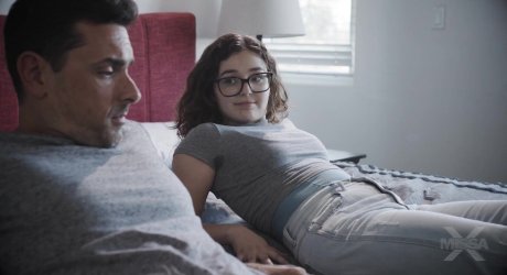 Папик в панике, а падчерица в трусиках: семейный уикенд на грани оргазма! Отчим порвал целку падчерице 🏕️