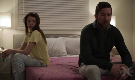 Молоденькая падчерица соблазняет отчима, заводит его телом — и получает горячую порку на хардкорной постели! Мужик ебется с падчеркой, пока ее мама не видит!