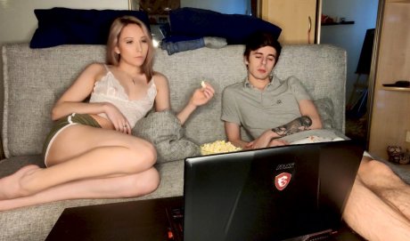 Сестры мечтала о двойном проникновении — и получила член брата в жопу и игрушку в киску! Анальный секс с братом