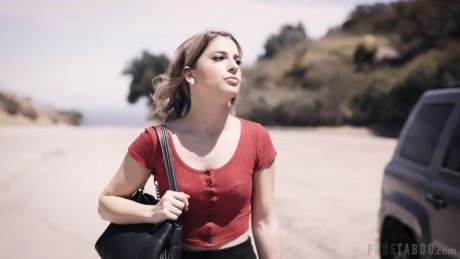 Сломалась тачка в пустыне — бородатый мачо подбирает девушку и жахает её на обочине с неожиданным концом! Порно с русским переводом и озвучкой!