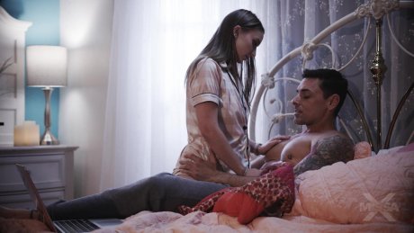 Ночная мастурбация падчерицы раскрыла все её грязные тайны… перед красавчиком отчимом! Люблю смотреть порно и на твой член папа!