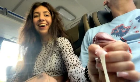 Молоденькая Катя заметила дрочащего парня в автобусе — и сама довела его до оргазма!