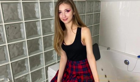 Пьяная худышка ловит кайф от жёсткого секса с другом бойфренда прямо в туалете!