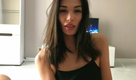 Скучающий парень из Питера развлекается с подружкой! Милашка любит секс, дрочит киску и скачет на члене!