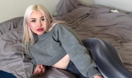 Русская блондиночка перепутала свидание — и отсосала первому, кто встал… на пороге!