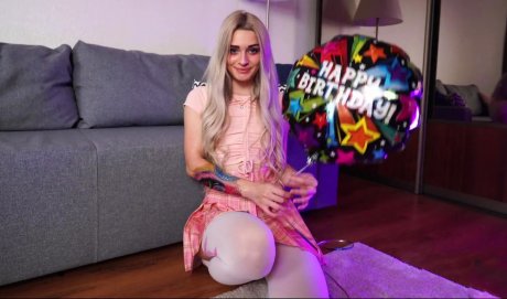 Сестра из Питера празднует 18-летие — получает в подарок твёрдый член и глубокий минет!