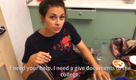 Деревенская русская сучка соблазнила двоюродного брата и отсосала ему за проживание! Вот как русские ебутся за слуги!