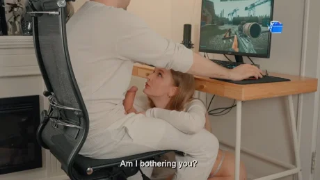 Минет без лагов: геймерша, которая умеет радовать и в игре, и под столом! Сосёт хуй и от игры не отвлекает!