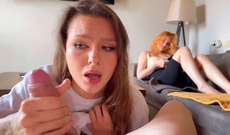 Русская красотка проиграла в карты и расплачивается горловым сочным минетом!