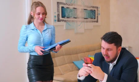 Русская секретарша обслуживает шефа не только бумагами и кофе! Секретарша предложила начальнику все свои дырочки!