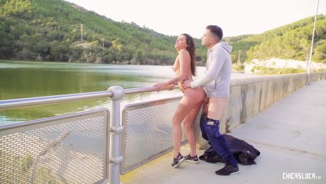 Русская красавица трахается с итальянцем на оживленном мосту под жарким небом Италии! Соотечественница готова отдаваться ему хоть где угодно! 