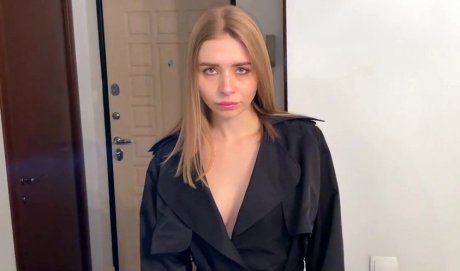 Сосед утешает расстроенную женатую соседку и жёстко трахает её в халате!