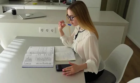 Русская студентка учит языки через жёсткий секс на кухне!