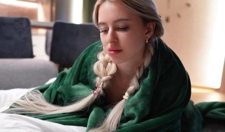 Нытьё сестры сменилось стонами: брат помог сестричке и кончил ей на трусики!