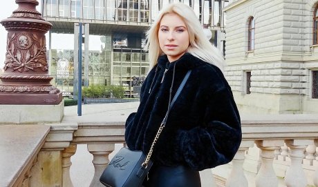 Красивая блондинка в Праге соглашается на секс и делает первые шаги в порно!