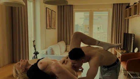 Между молодым россиянином и его девушкой страсть и романтика! Он готов нежно киску вылизывать и сексом с ней заниматься до оргазма!