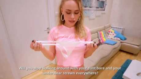 Сестра вышла из ванной, а я уже дрочил на её стринги — дальше секс был и кремпай в киску! Сестра в шоке!